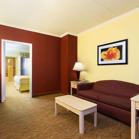 Baymont By Wyndham Tampa Near Busch Gardens Hotel Exterior photo