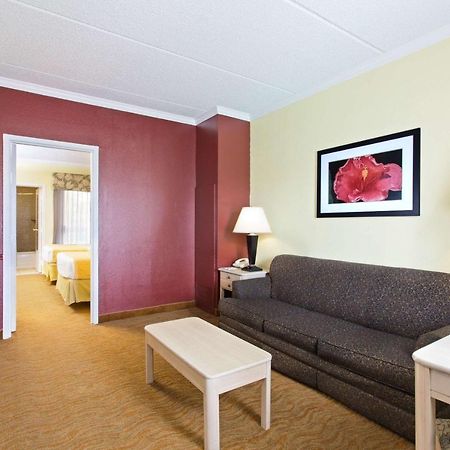 Baymont By Wyndham Tampa Near Busch Gardens Hotel Exterior photo