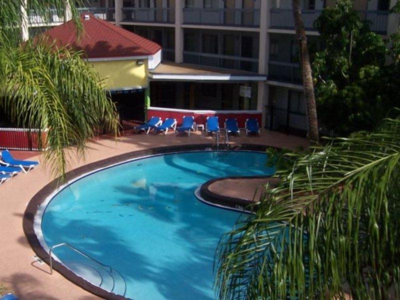 Baymont By Wyndham Tampa Near Busch Gardens Hotel Exterior photo