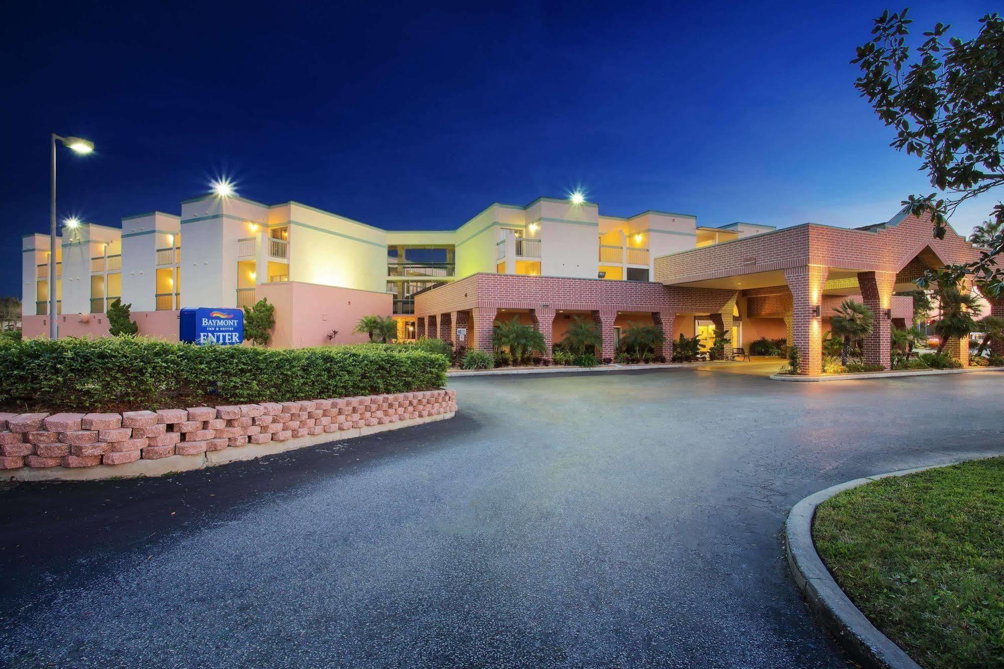 Baymont By Wyndham Tampa Near Busch Gardens Hotel Exterior photo