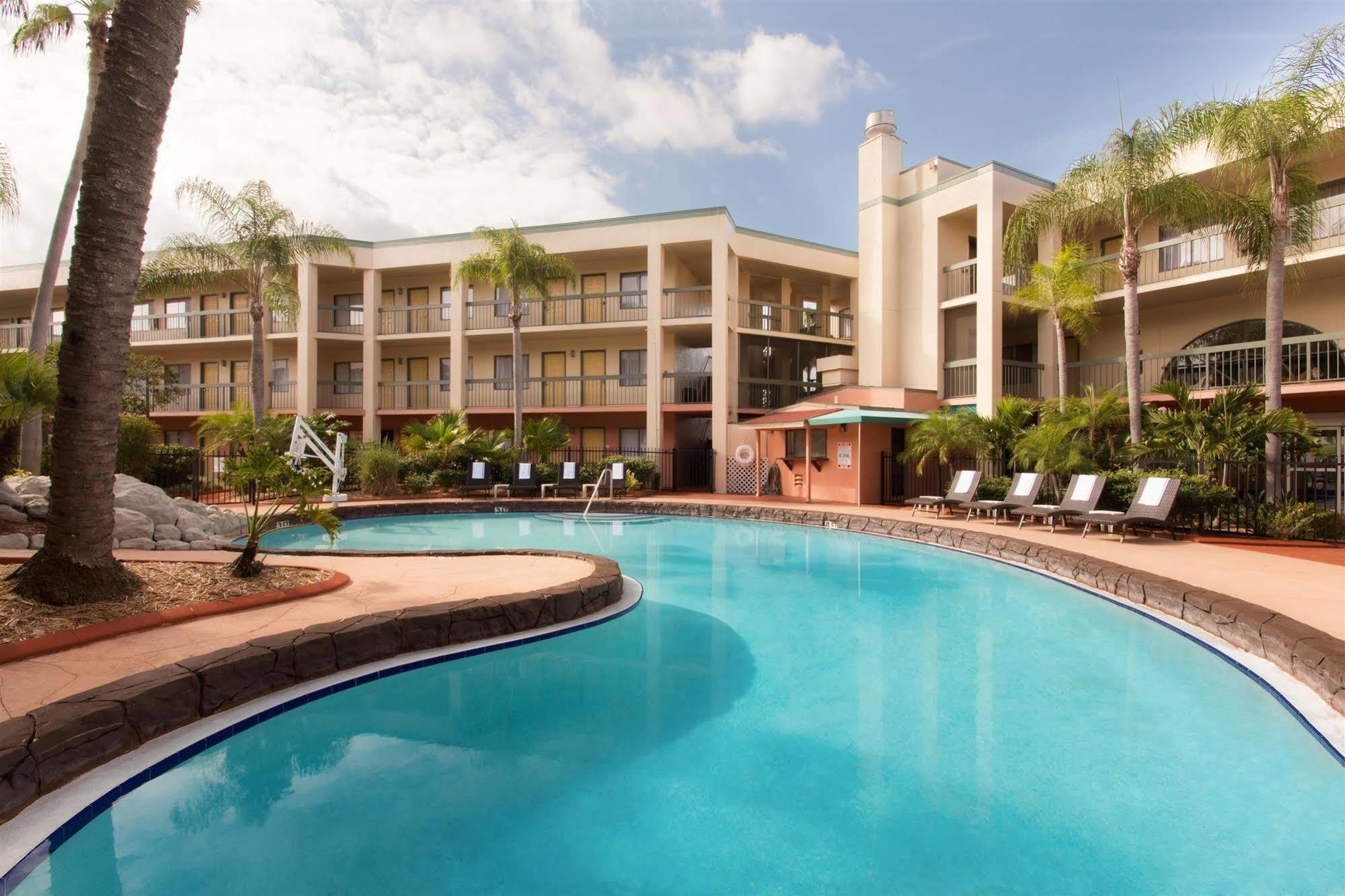 Baymont By Wyndham Tampa Near Busch Gardens Hotel Exterior photo