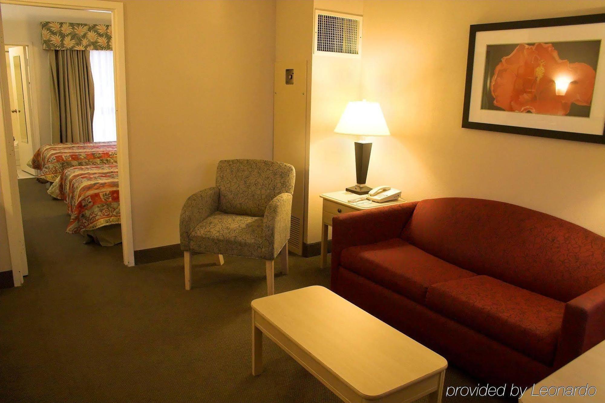 Baymont By Wyndham Tampa Near Busch Gardens Hotel Room photo