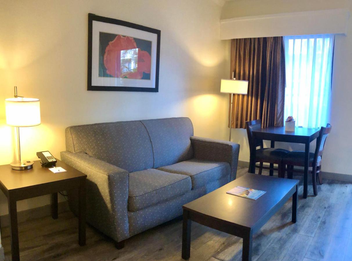 Baymont By Wyndham Tampa Near Busch Gardens Hotel Exterior photo